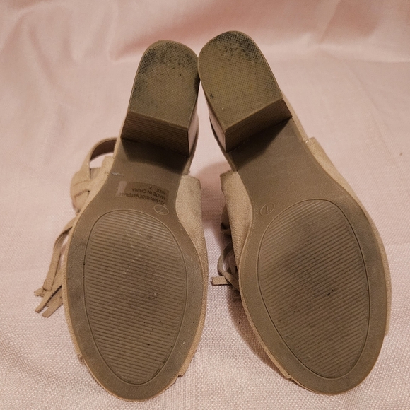 Beige slingback open toe shooties with fringe (7) - Picture 4 of 4